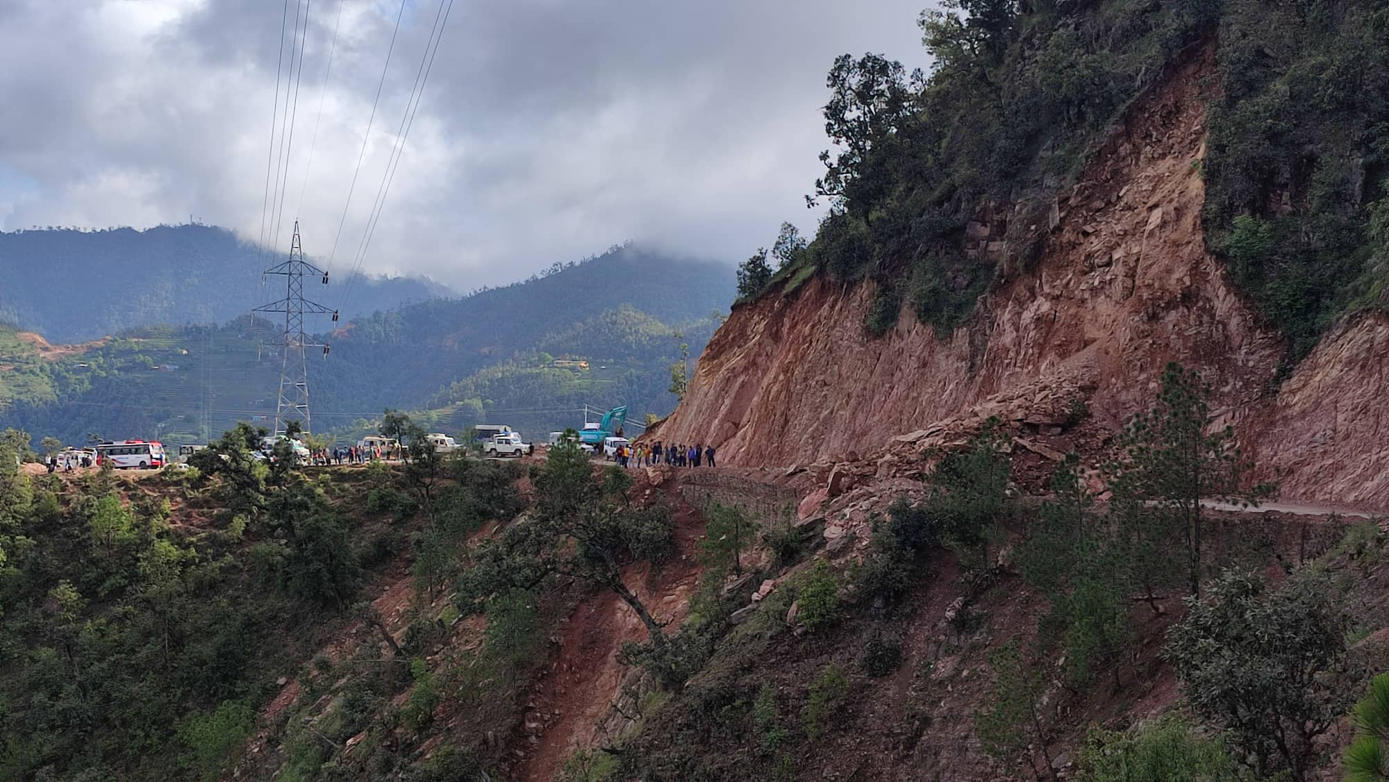 पहिरोले अवरुद्ध बैतडीको दशरथ चन्द राजमार्ग खुल्यो